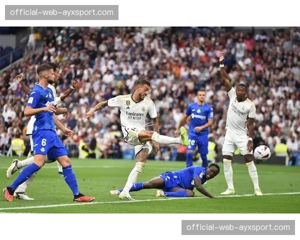 欧冠1-4决赛首回合:皇家马德里主场2-2战平曼城,贝林厄姆扳平比分 欧冠1-4决赛首回合:皇家马德里主场2-2战平曼城,贝林厄姆扳平比分