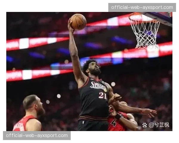 特写：恩比德篮下连续三次封盖，费城主场气氛被推向高潮